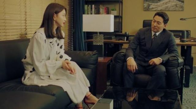 Blanc Polka Dot Robe portée par Ji Soo-hyun (Han Ye-seul) dans la Grande Question de l'Épisode 30
