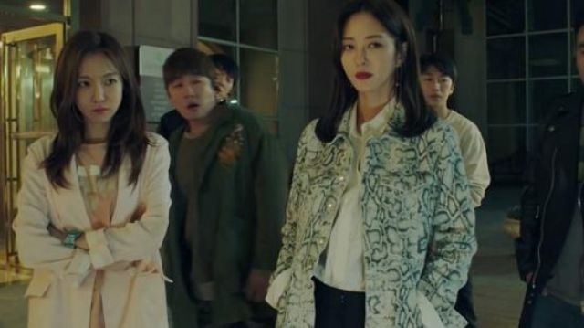 Abrigo de mezclilla impreso en Python usado por Ji Soo-hyun (Han Ye-seul) en Big Issue Episodio 31