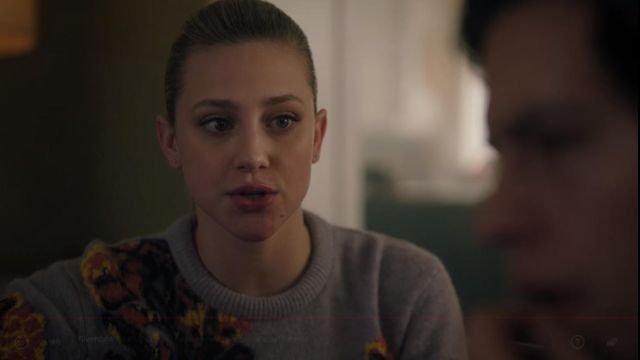 The sweater with the flowers of Betty Cooper (Lili Reinhart) in Riverdale (S04E12)