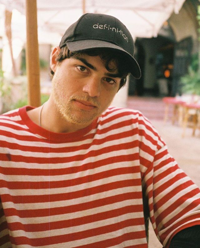 The striped white and red t-shirt of Noah Centineo on the Instagram account @ncentineo