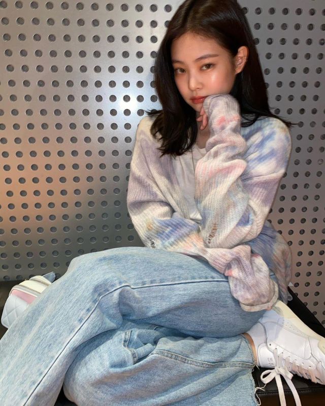 Gilet en cachemire tie and die de Jennie Kim sur le compte Instagram de @jennierubyjane