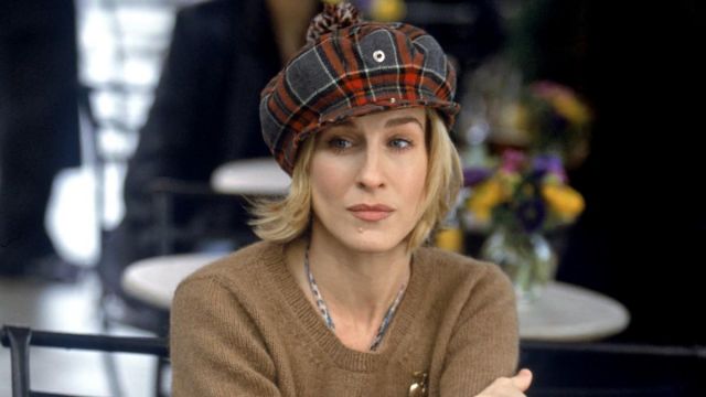 Gorra de sombrero de tartán usada por Carrie Bradshaw (Sarah Jessica Parker) como se ve en Sex and the City (S05E02)