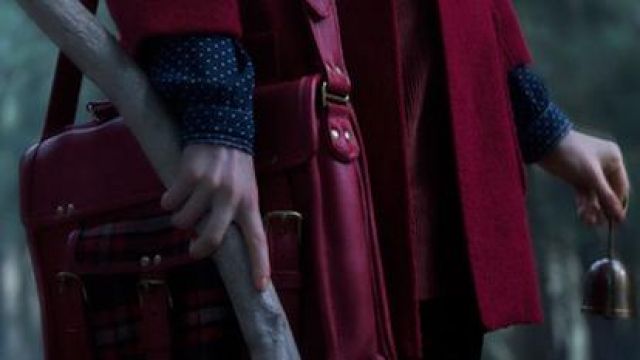 Sac en bandoulière en faux cuir rouge  porté par Sabrina Spellman Kiernan Shipka dans la série Les Nouvelles Aventures de Sabrina 