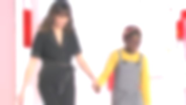 La combinaison lounge, coupe droite, manches courtes, col tailleur et ceinture intégrée à nouer de Bérénice Bejo dans Vivement dimanche le 09.02.2020