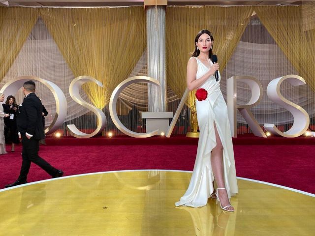 Jimmy choo Min­ny Iri­des­cent Leather Strap­py San­dals worn by Lily Aldridge on Academy Awards February 9, 2020