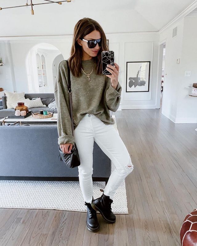 White Den­im Pants of Karen on the Instagram account @everbstyled