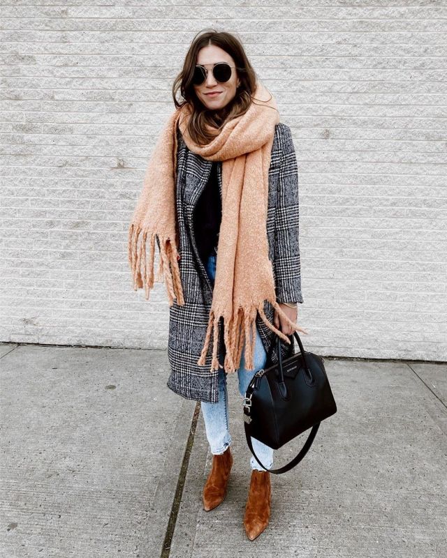 Rib Knit Scarf of Karen on the Instagram account @everbstyled