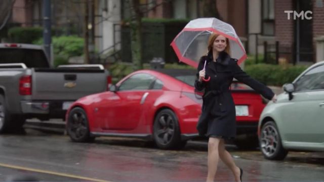 Trench coat black Avery (Sarah Rafferty) in A coach for Valentine's day