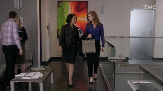 Blouse blue long sleeve of Avery (Sarah Rafferty) in A coach for Valentine's day