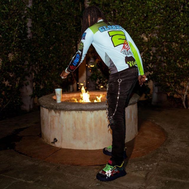 Amiri Ban­dana Un­der­patch Dis­tressed Black Jeans of Chief Keef on the Instagram account @chieffkeeffsossa