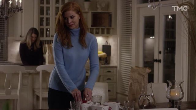 Turtleneck sweater faded blue of Avery (Sarah Rafferty) in A coach for Valentine's day