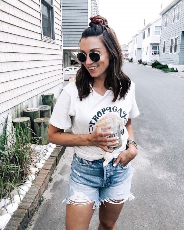 T-shirt Trop­i­cal Par­adise of Karen on the Instagram account @everbstyled