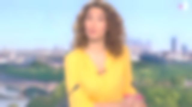 The top V-neck collar fluid crepe Yellow of Marie-Sophie Lacarrau in the Journal of 13 hours the 10.02.2020