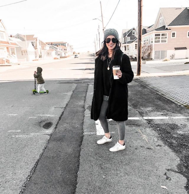 Black Ted­dy Coat of Karen on the Instagram account @everbstyled