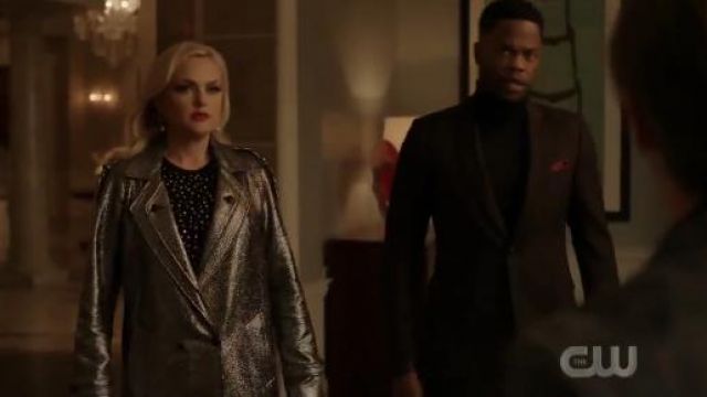 Métallique Manteau porté par Alexis Carrington (Elaine Hendrix) dans la Dynastie Saison 3 Épisode 13