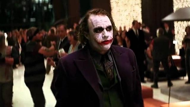 The costume purple of the Joker (Heath Ledger) in Batman : The Dark Knight