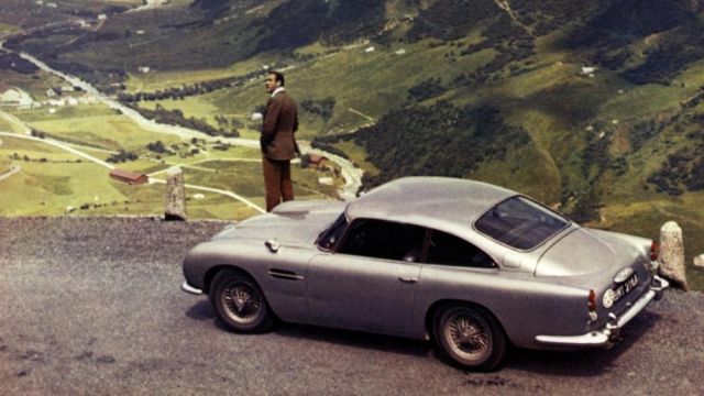La voiture Aston Martin DB5 de 1963 de James Bond (Sean Connery) dans Goldfinger