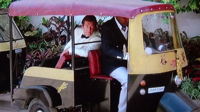 Le tuk tuk Bajaj RE de Roger Moore dans Octopussy