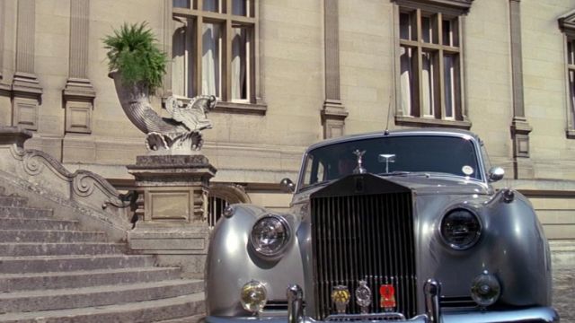 The Rolls-Royce Silver Cloud II from Roger Moore in a view to a kill