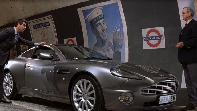 La voiture Aston Martin V12 Vanquish de James Bond / 007 (Pierce Brosnan) dans le film Meurs un autre jour