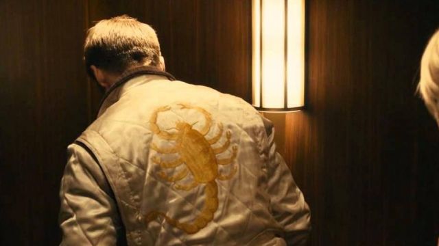 Le blouson satiné blanc avec broderie jaune Scorpion du chauffeur (Ryan Gosling) dans le film Drive