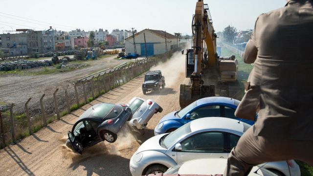 Les New Beetles détruites par James Bond (Daniel Craig) dans Skyfall