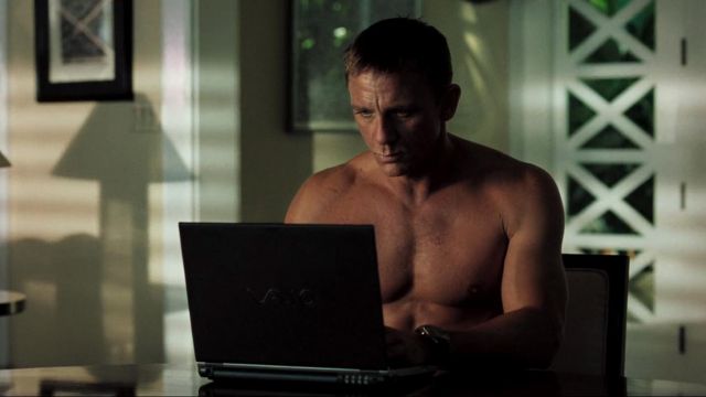 The Laptop Vaio Sony James Bond (Daniel Craig) in Casino Royale