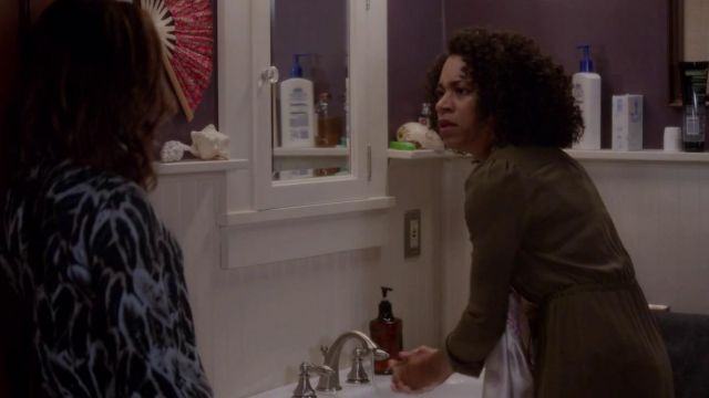 La robe kaki Michael Kors du Dr Maggie Pierce dans Grey's Anatomy