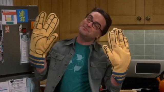 The green t-shirt Recycle of Leonard Hofstadter in The Big Bang Theory