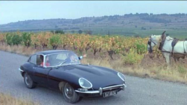La Jaguar  Type  E  de  Louis de  Fun s  dans Le petit baigneur 