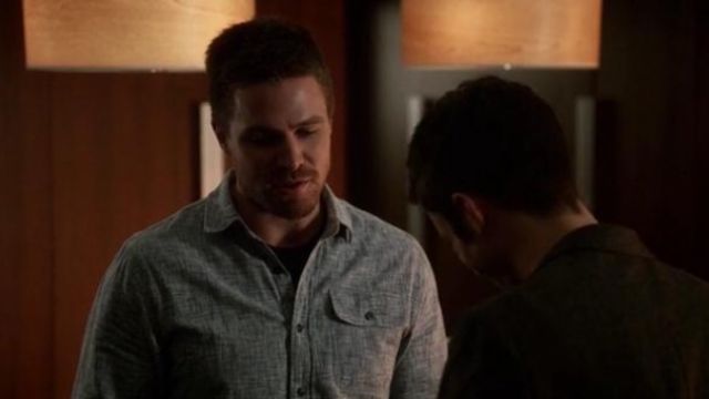 La chemise motifs bleus Grayers portée par Oliver Queen (Stephen Amell) dans The Flash S02E07