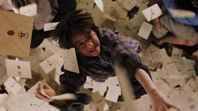 La véritable invitation à Poudlard de Harry Potter (Daniel Radcliffe) dans Harry Potter à l'école des sorciers
