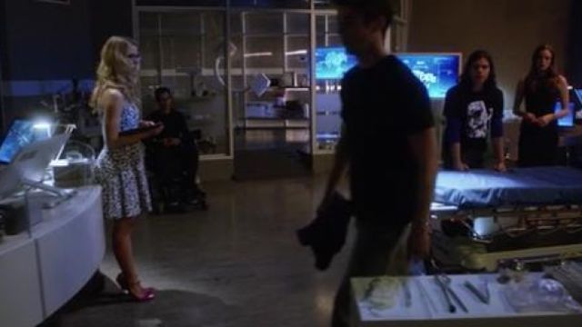 The pair of high-heeled shoes Gucci 'Beverly' worn by Felicity Smoak (Emily Bett Rickards) in The Flash S01E04