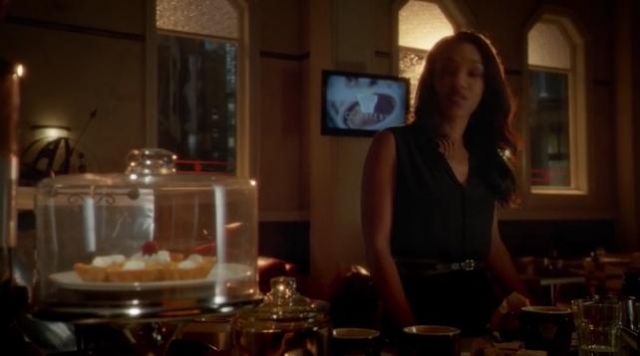 El cinturón verde del Club Monaco usado por Iris West (Candice Patton) en The Flash S01E05