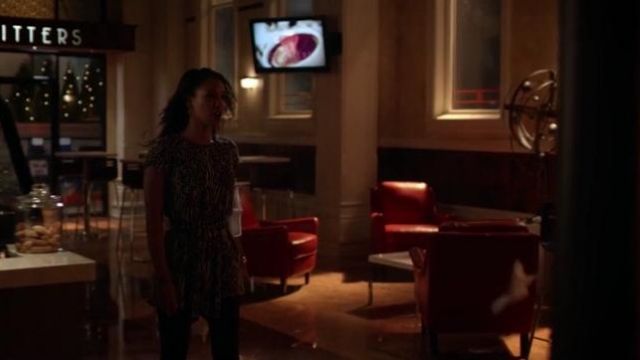 La ceinture Club Mo­naco portée par Iris West (Candice Patton) dans The Flash S01E08