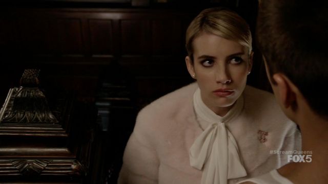 La broche Chanel portée par Chanel Oberlin (Emma Roberts) dans Scream Queens S01E02