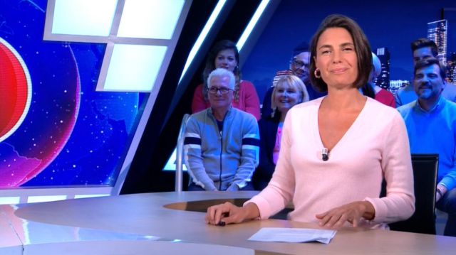 Le pull rose de Alessandra Sublet dans C'est Canteloup