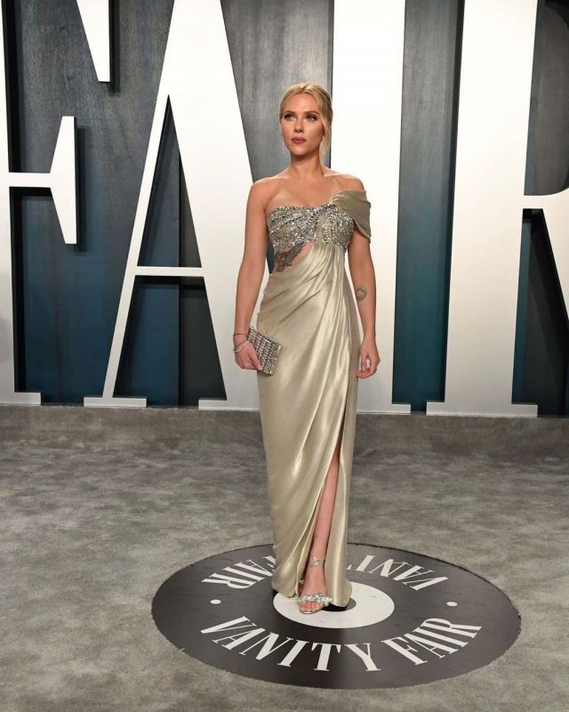 Jimmy Choo Thyra Cristal Noeud Sandale porté par Scarlett Johansson, Vanity Fair Oscar Party 9 février 2020