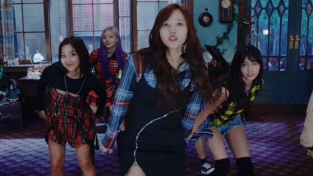 Tar­tan Shirt worn by Sana in the music video TWICE "YES or YES" M/V
