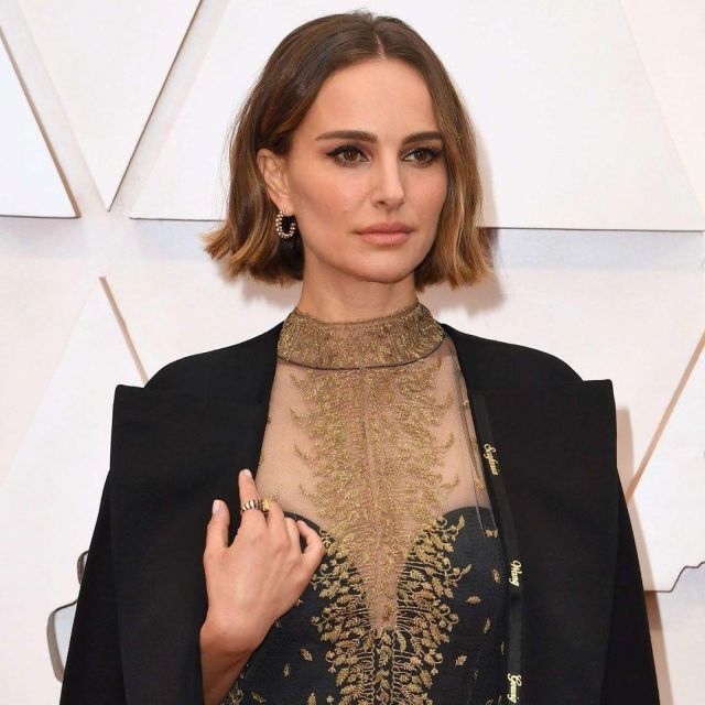 Oscar de LA RENTA cadena de pendientes de aro de Natalie Portman en la cuenta de Instagram @natalieportman.actriz