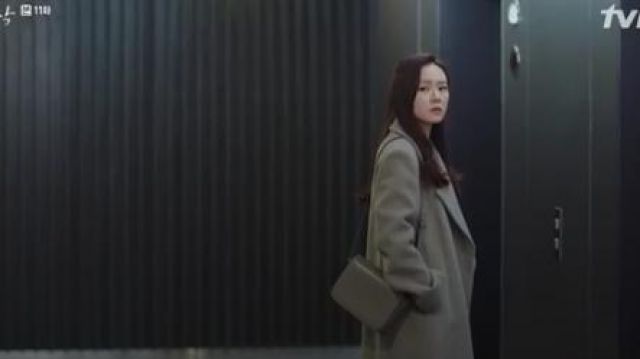 Tri­om­phe Bag worn by Yoon Se-Ri (Son Ye-jin) in Crash Landing on You Season 1 Episoade 11