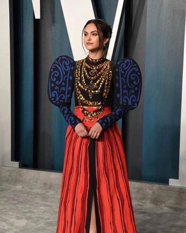 Moschino Exagérée Manches Imprimé Cady Robe col Roulé porté par Camila Mendes Vanity Fair Oscar Party 9 février 2020