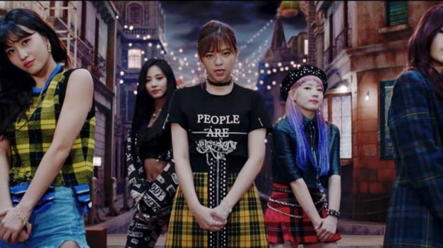 Poi­son Short Sleeve in Black worn by JEONGYEON in the music video TWICE "YES or YES" M/V