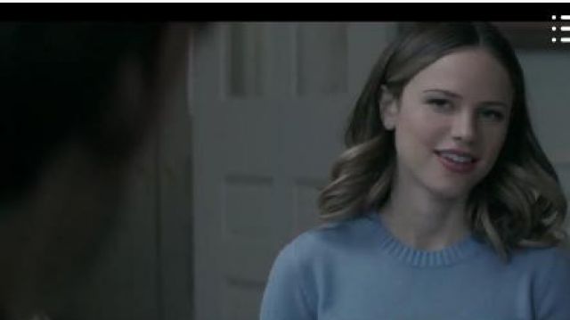 Suéter de cachemira azul usado por Ainsley Whitly (Halston Sage) en Prodigal Son Temporada 1 Episodio 14