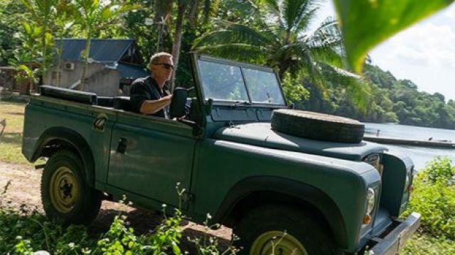Land Rover Série III piloté par James Bond 007 (Daniel Craig) en Jamaïque comme on le voit dans Pas le Temps de Mourir