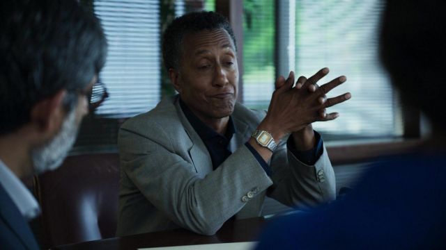 Casio Classique Numérique Montre-Bracelet porté par Charlie Shannon (Andre Royo) comme on le voit dans l'Interrogation (S01E09)