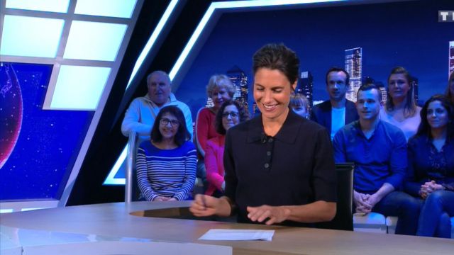 Le pull polo marine de Alessandra Sublet dans C'est Canteloup du 12 02 2020