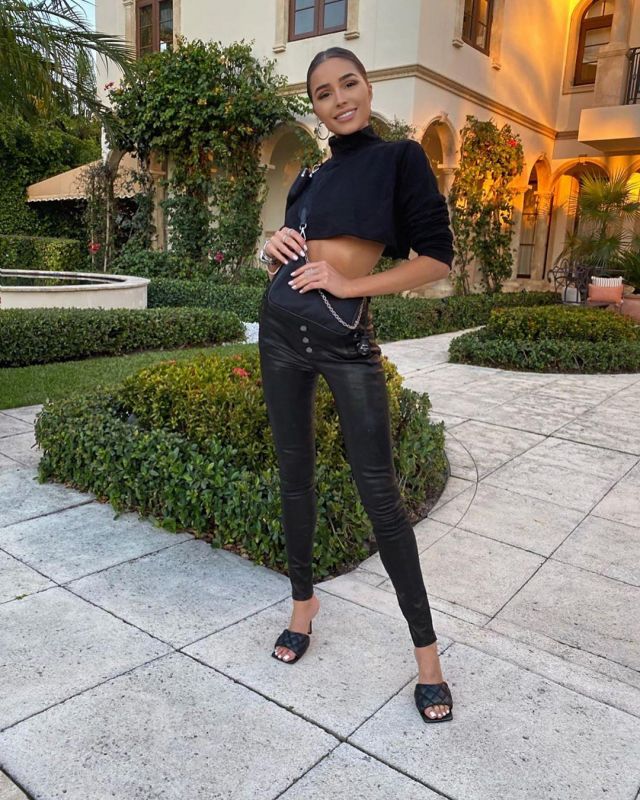 Bottega Veneta en Cuir Matelassé Mules porté par Olivia Culpo Instagram Pic 12 février 2020