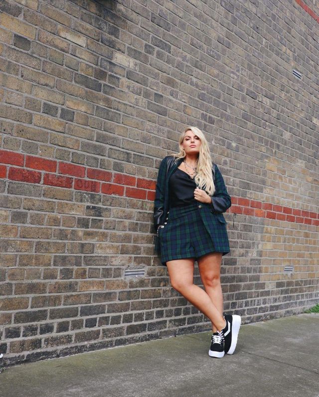 High Waist­ed Shorts of Louise O'Reilly on the Instagram account @stylemecurvy