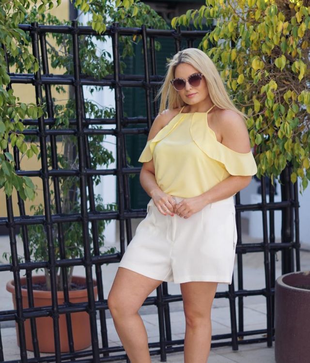 White Short of Louise O'Reilly on the Instagram account @stylemecurvy